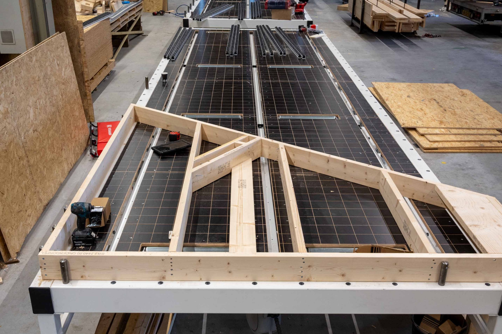 Maatwerk frametafels in gebruik voor prefab houtbouw
